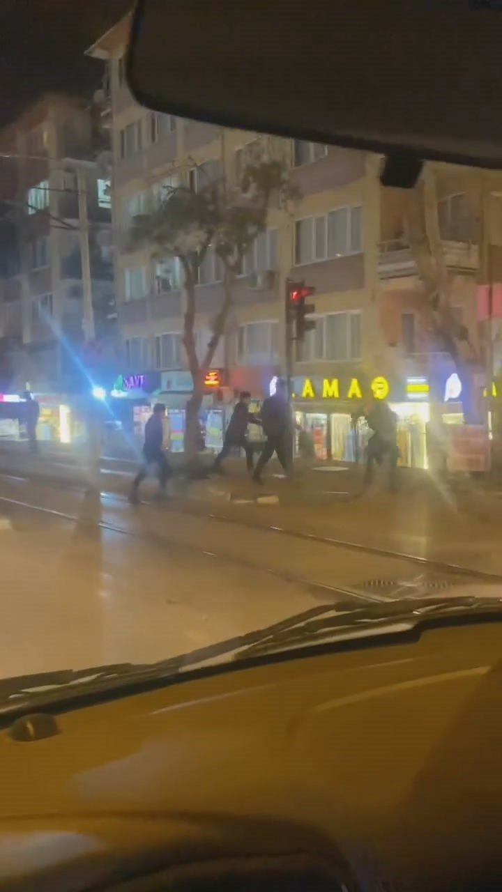 Alacak verecek meselesi sokağa taştı...Cadde boks ringine döndü