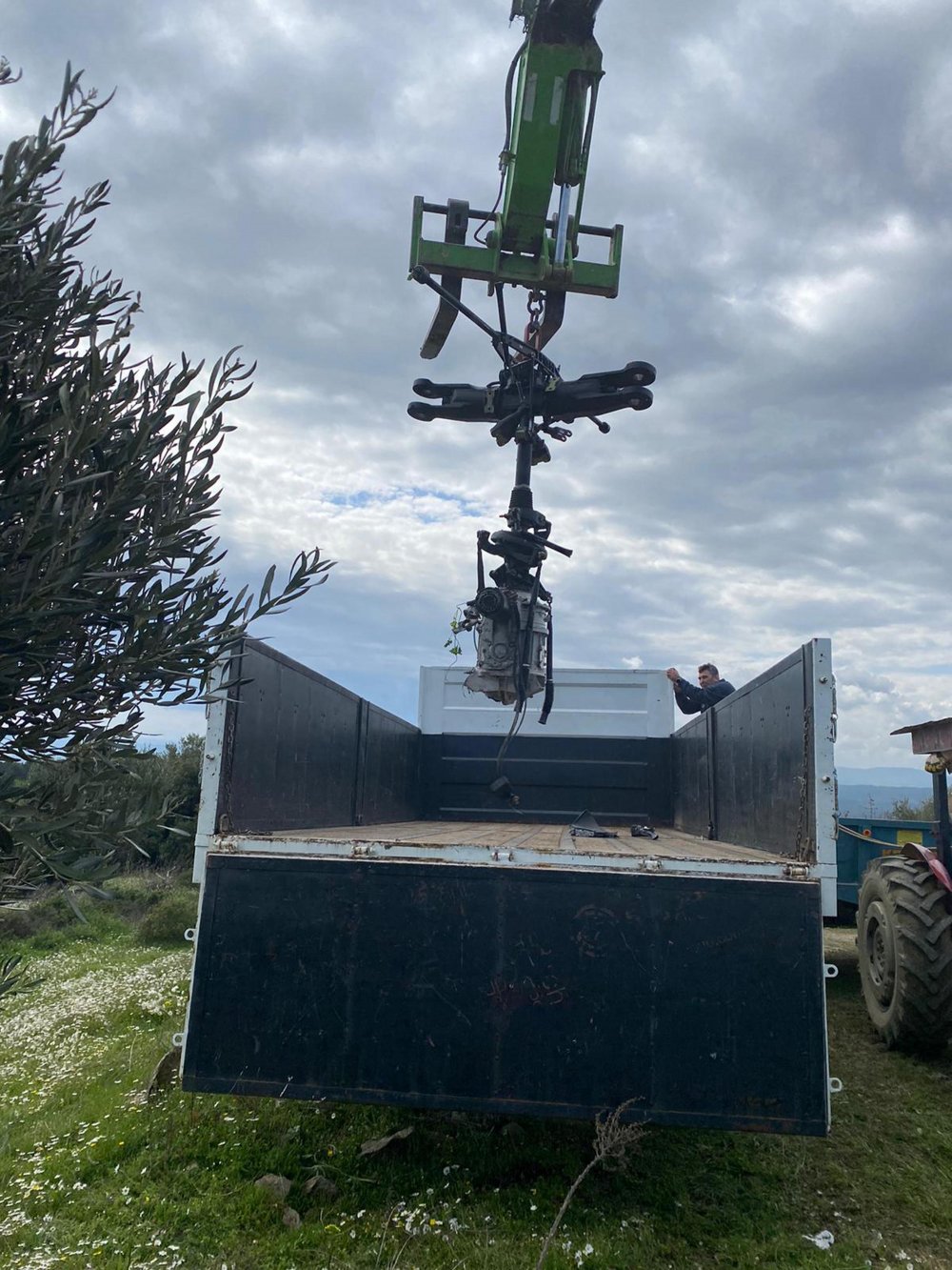 Araziye zorunlu iniş yapan askeri helikopter, bulunduğu yerden kaldırılamadı