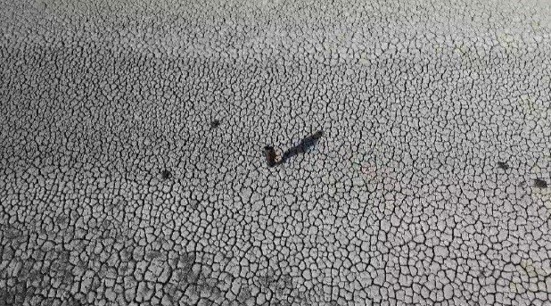 Konya'da ziyaretçi akınına uğrayan göl kurudu