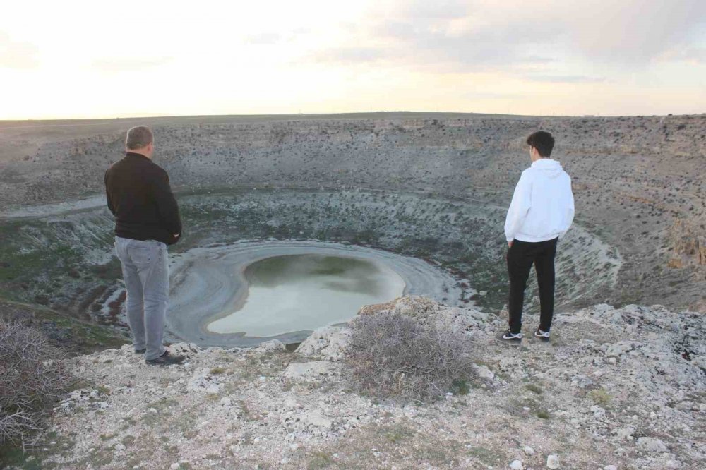 Konya'da ziyaretçi akınına uğrayan göl kurudu
