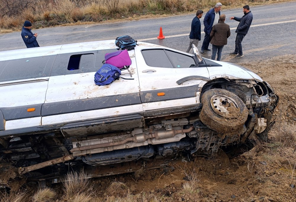 Öğrenci servisi devrildi: 10 yaralı