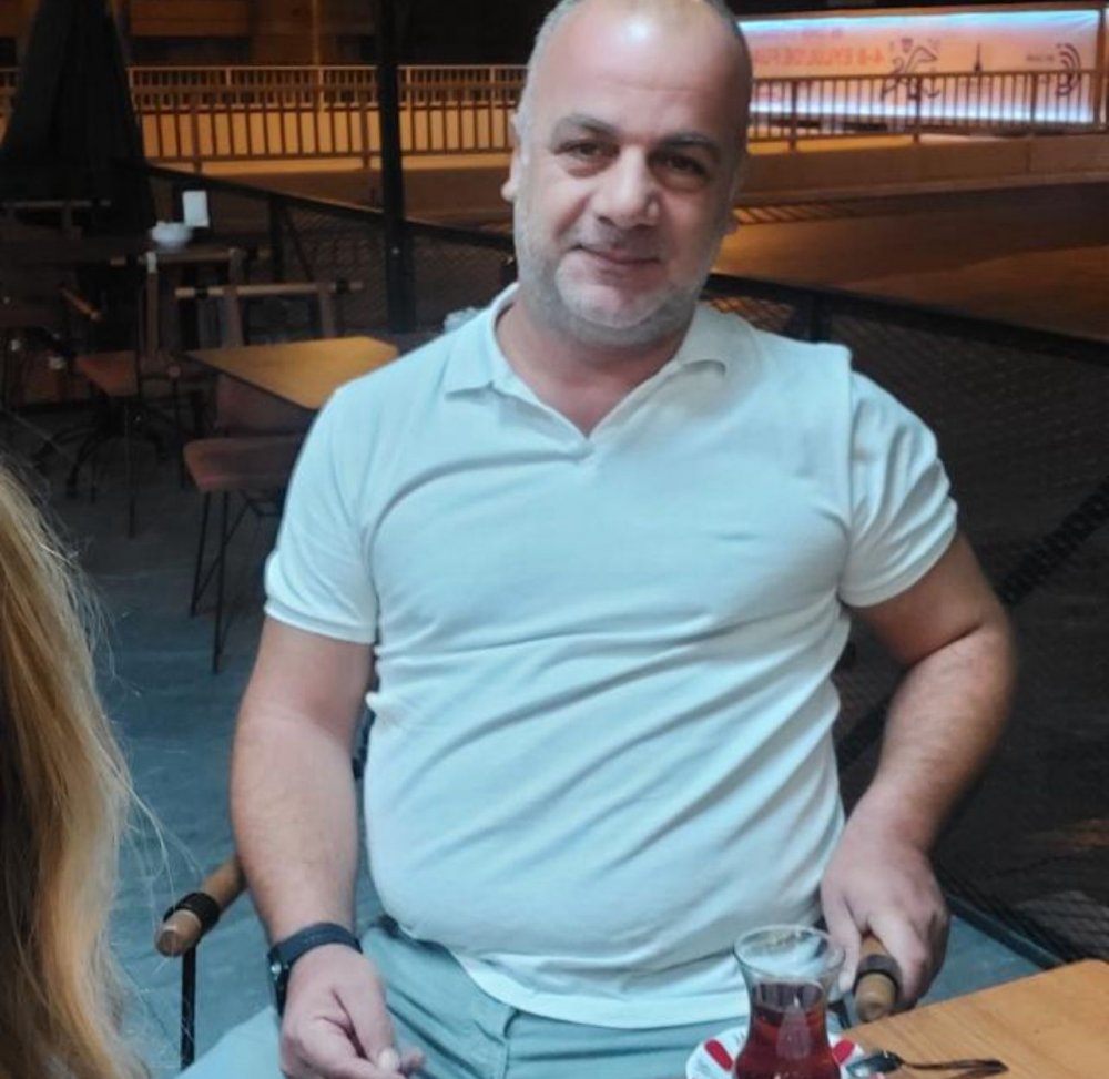 Önce bariyere, ardından aydınlatma direğine çarpan otomobilin sürücüsü öldü