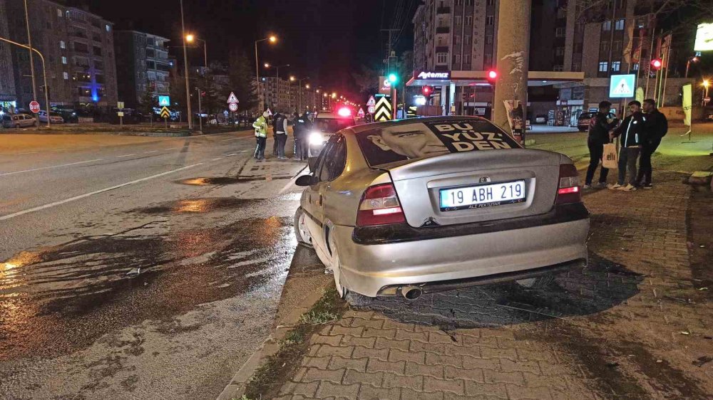Kontrolden çıkan otomobil direğe çarptı: 1 yaralı