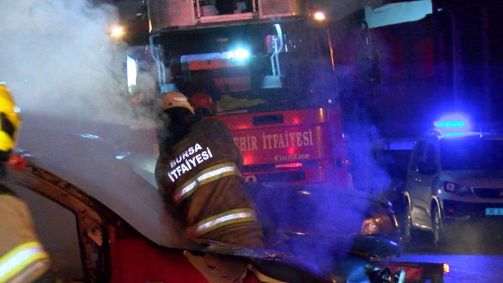 Oto tamirhanesinde çıkan yangın 4 araca sıçradı