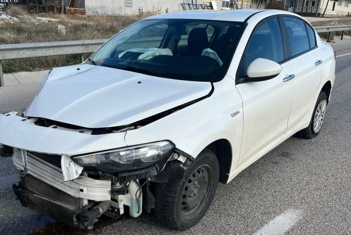 aa-20240310-33945983-33945980-konyada-bariyerlere-carpan-otomobilin-surucusu-yaralandi.jpg