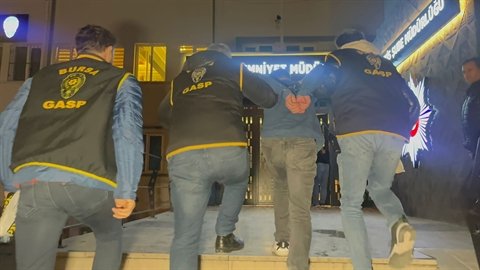 Arkadaşını da yanına alıp, kuyumcuyu soymuş