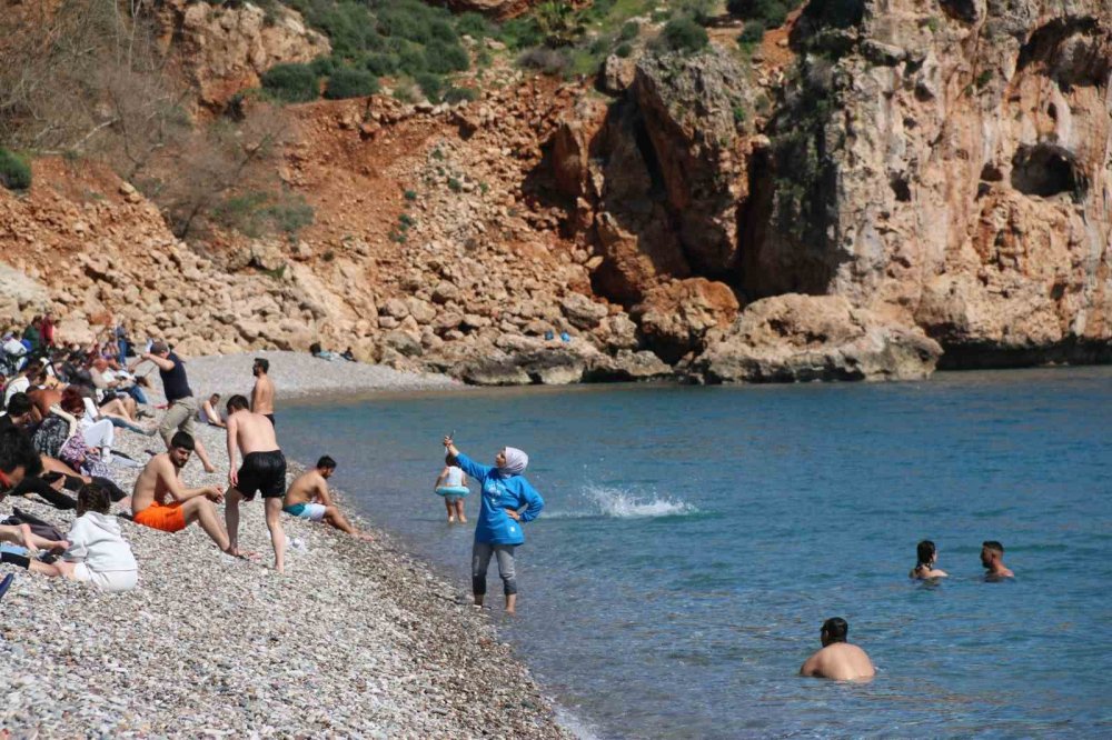 Konyaaltı Sahili doldu taştı