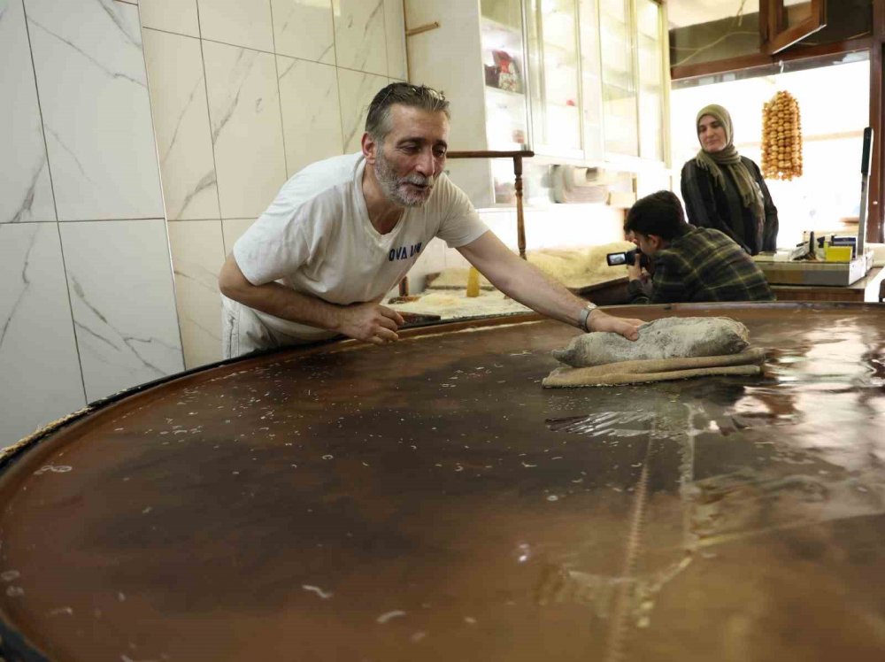 Konyalıların Ramazan'da vazgeçilmez tatlısı! Bunu yapan tek usta kaldı