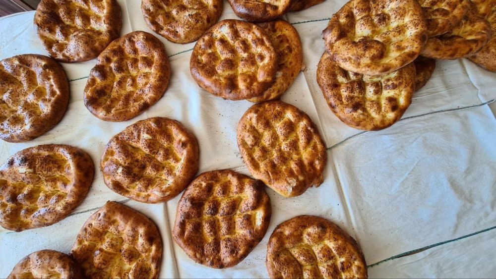 Ramazan ayının ilk pideleri tezgahta yerini aldı