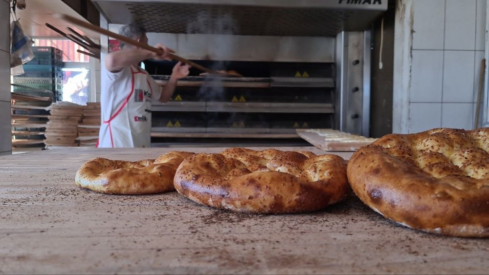 Ramazan ayının ilk pideleri tezgahta yerini aldı