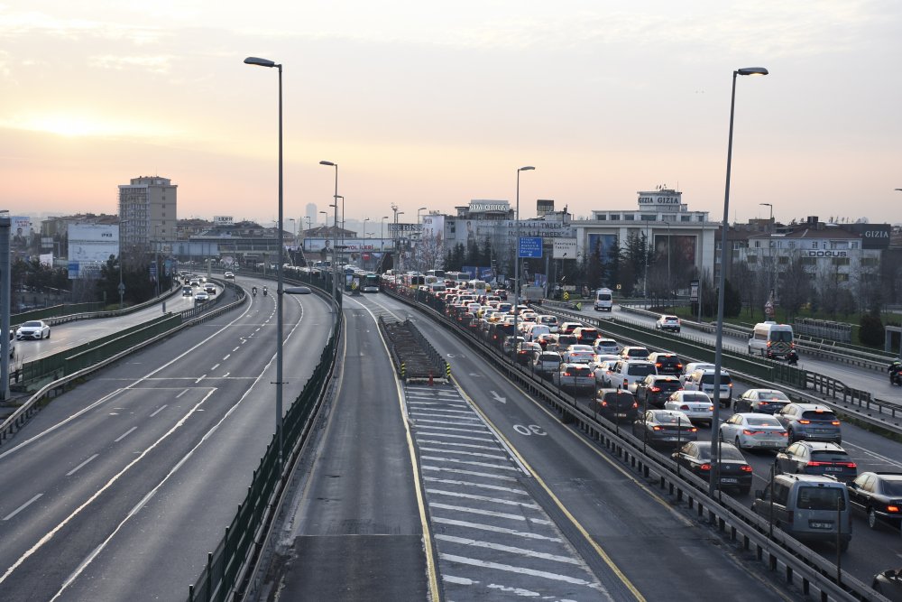 İstanbul-İstanbul'da ilk iftar öncesi trafik yoğunluğu yüzde 74'e ulaştı