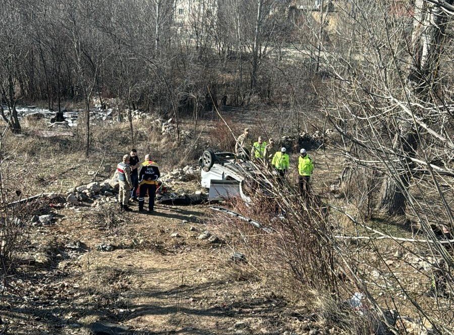 Şarampole yuvarlanan cip sürücüsü öldü