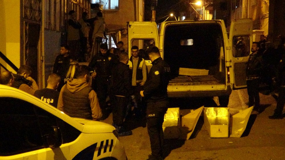 Cinnet getiren koca, eşini öldürüp, intihar etti; yaralanan kızı 'Kurtarın bizi' diye yardım istedi