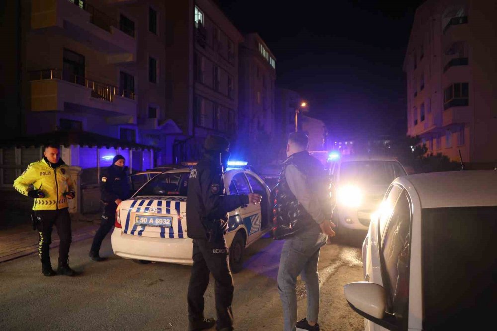 "Dur" ihtarına uymayan alkollü sürücü, polise çarparak kaçtı