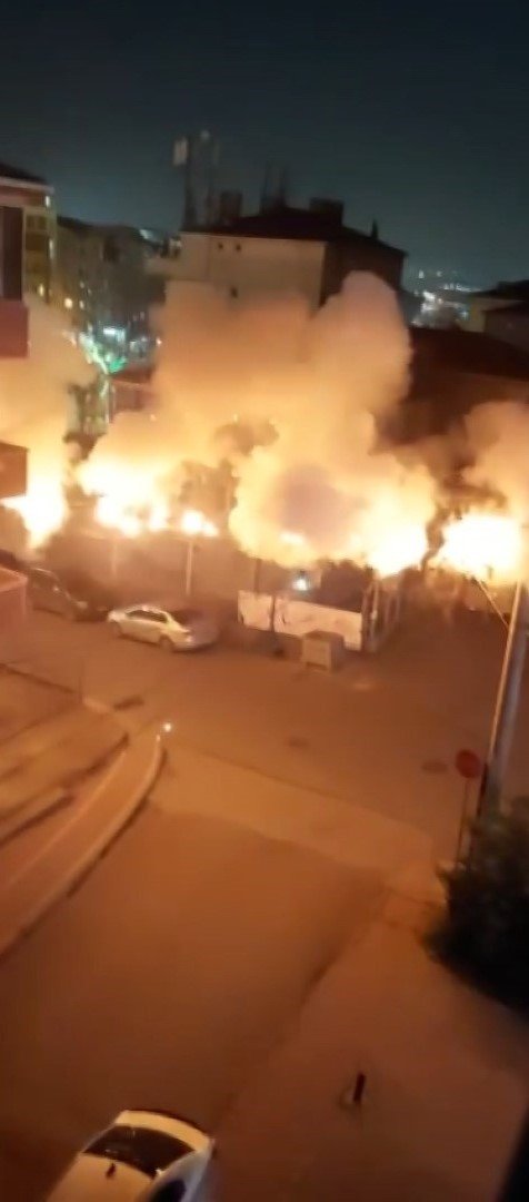 Elektrik kabloları bomba gibi patladı, sokaklar karanlığa gömüldü