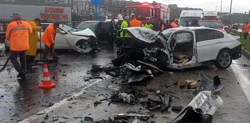 İki otomobil kafa kafaya çarpıştı: 1 ölü, 2 yaralı