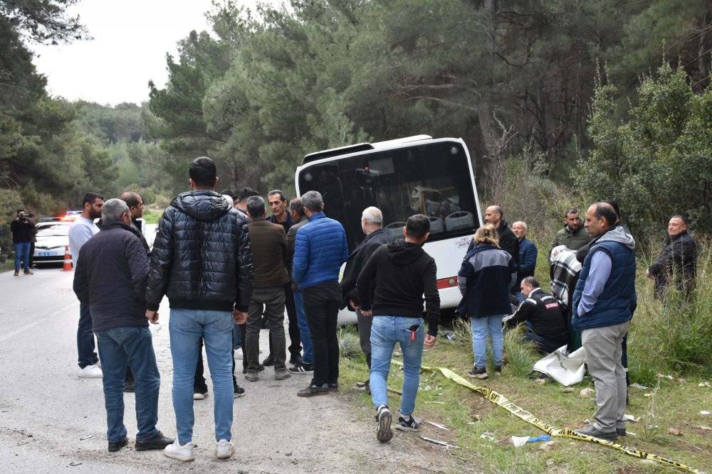 TIR, belediye otobüsüne çarptı; 1 ölü, 3 yaralı
