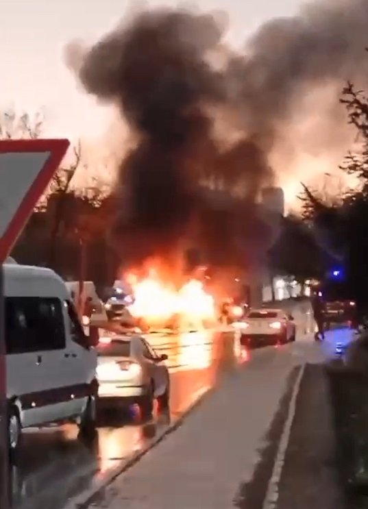 Ağaca çarpan otomobil alev aldı! Sürücü hayatını kaybetti