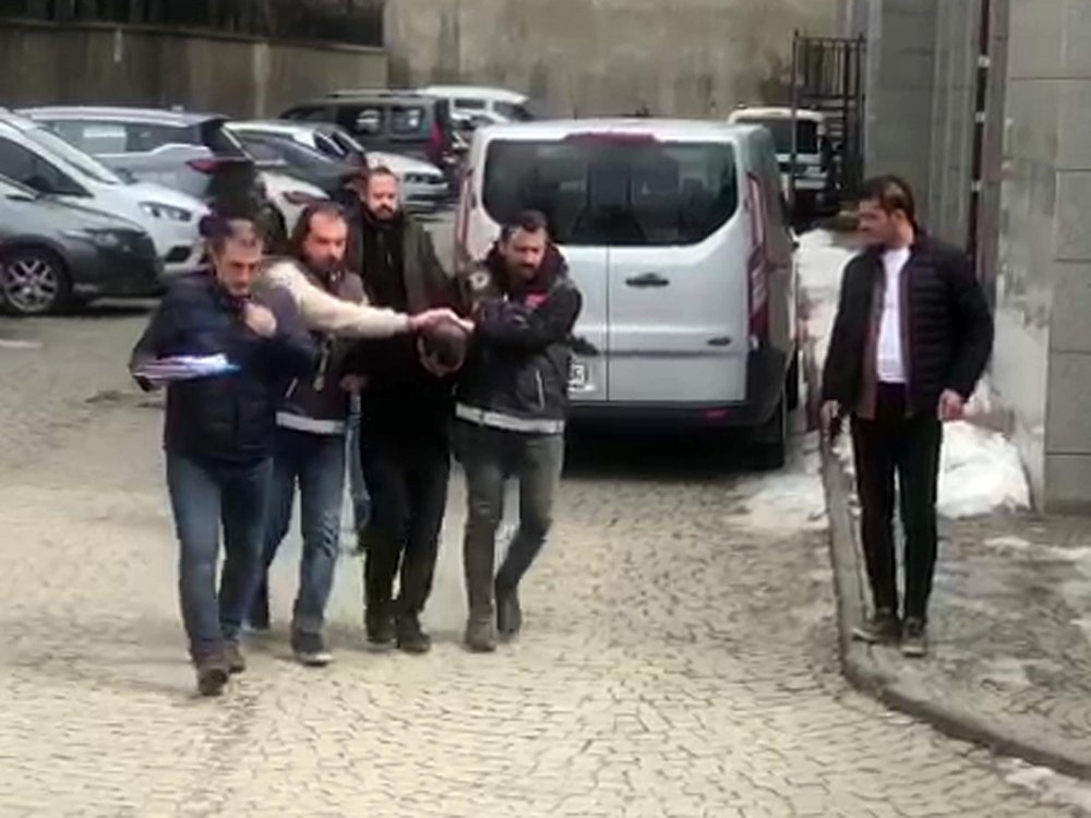 Anne ve kızı toprağa verildi; cinayet şüphelisi öğretmen eş adliyede