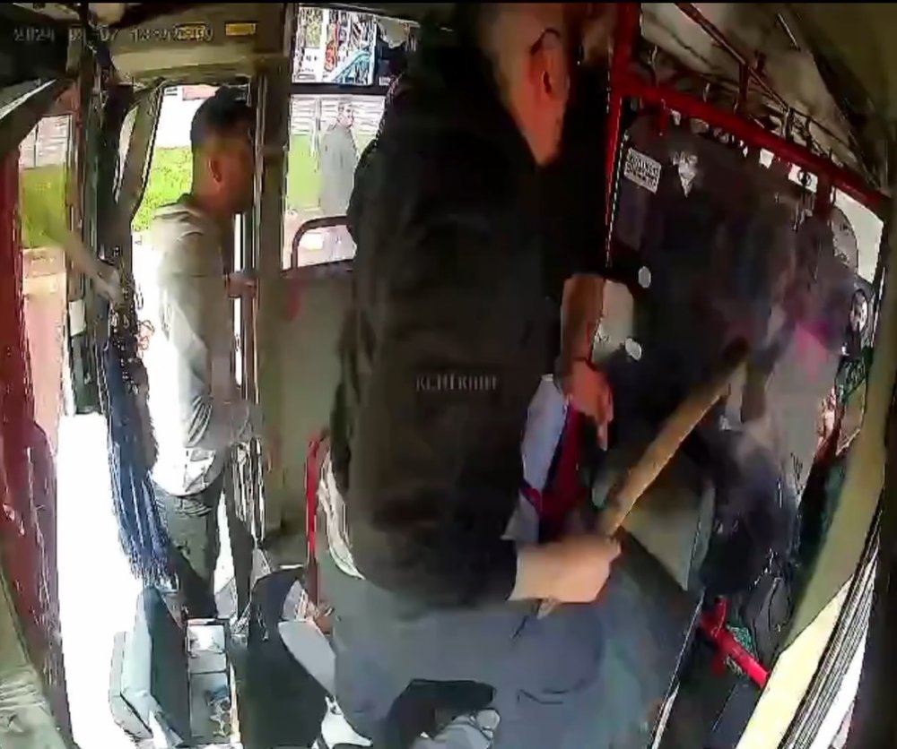 Halk otobüsünde sopalı ‘fazla yolcu’ kavgası