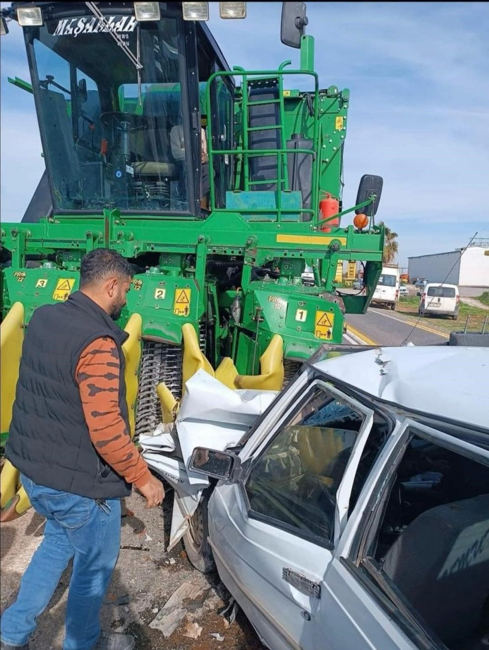Şanlıurfa'da biçerdöverle otomobil çarpıştı: 1 ölü, 1 yaralı