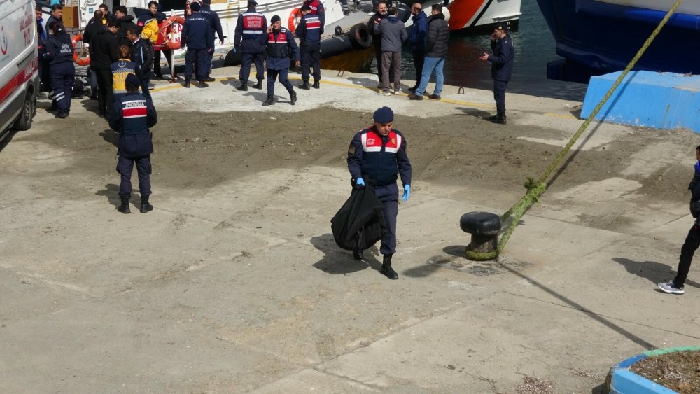 Çanakkale açıklarında göçmenleri taşıyan bot battı; 21 ölü