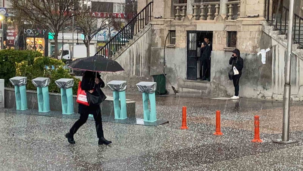 Konya'nın komşu ilinde sağanak ve dolu etkili oldu