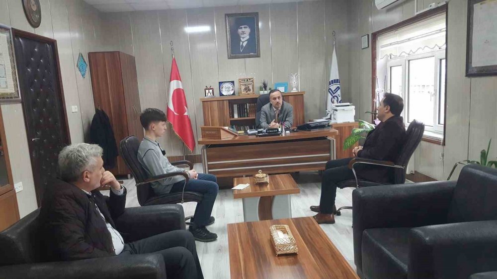 Ortaokul öğrencisinddn alkışlanacak davranış