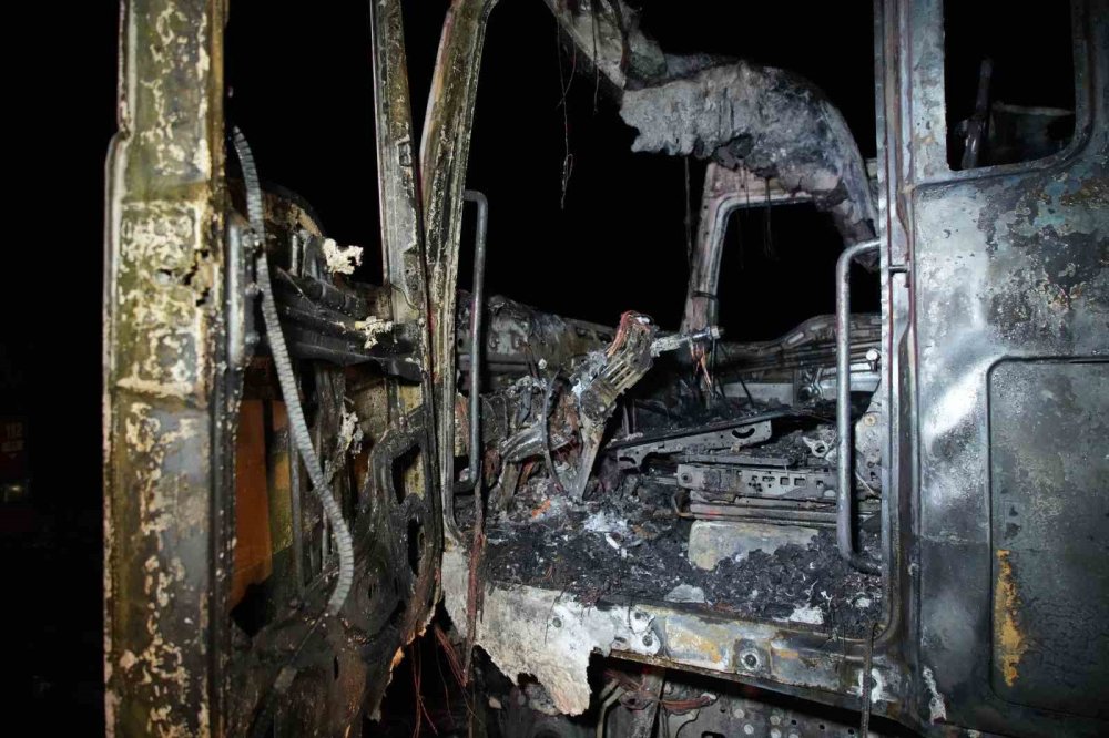 Sınır kapısında domates yüklü tır yanarak hurdaya döndü