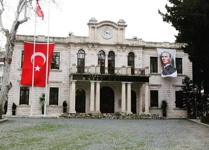 Depremde hasar gören tarihi Hatay Valiliği binasının yıkımı gerçekleşti