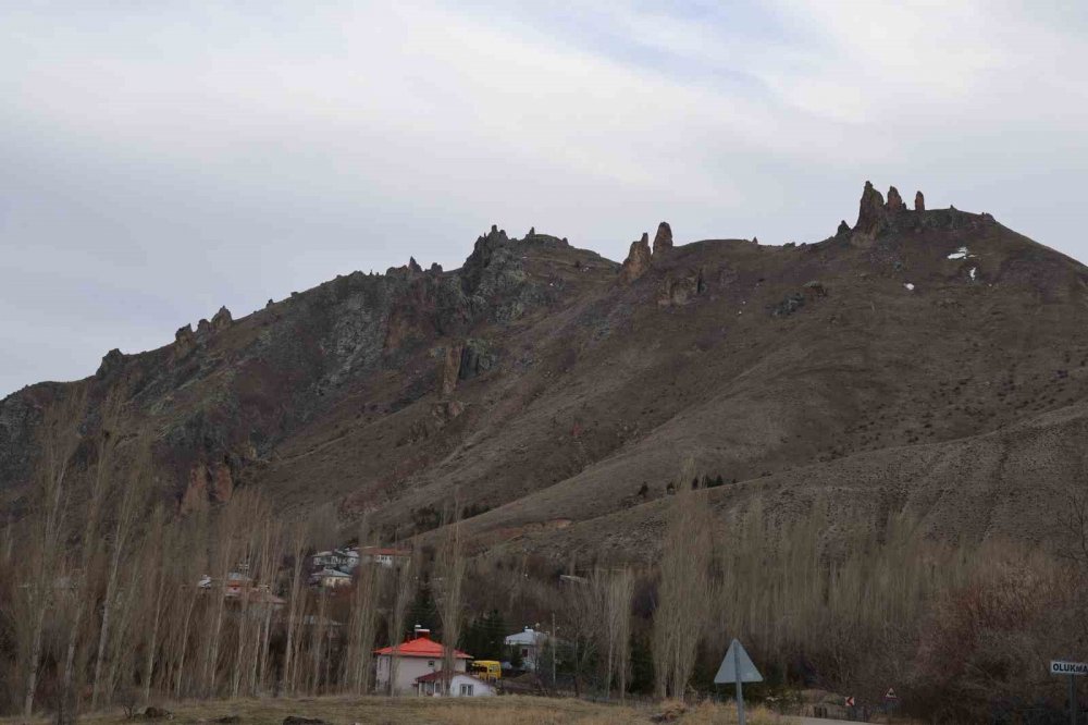 Gece uyku uyuyamaz oldular! Dev mantar kayalar köyü tehdit ediyor