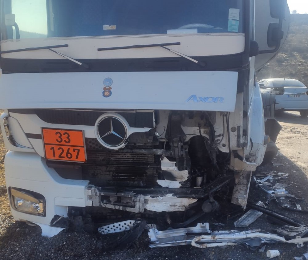 TIR ile otomobil çarpıştı: 1 ölü, 1 yaralı