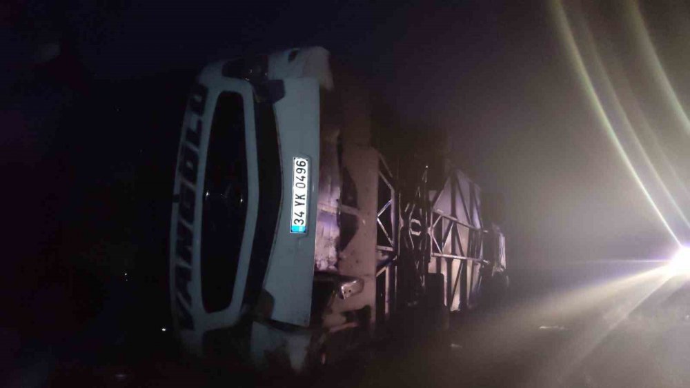 Kırşehir’de yolcu otobüsü yan yattı: 15 yaralı