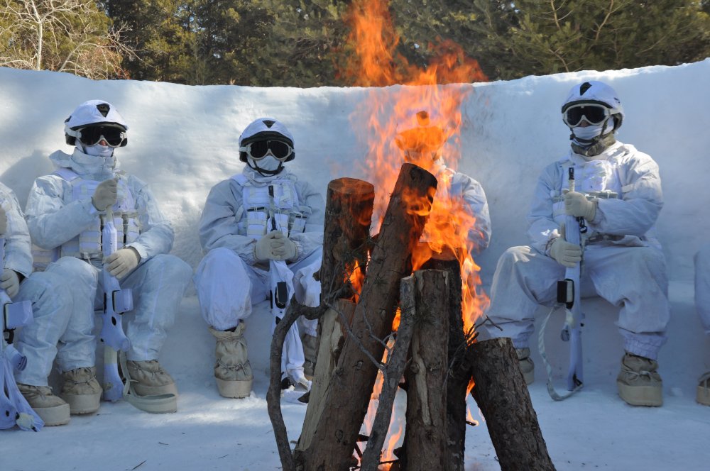 Komandoların eksi 25 derecede zorlu eğitimi