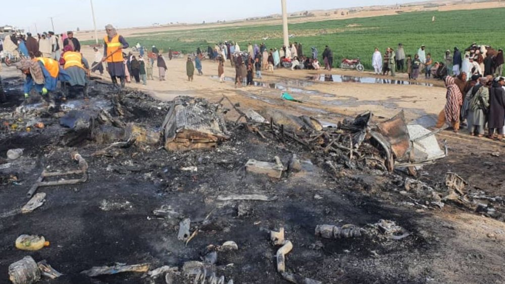 Otobüs yakıt tankerine çarptı! 21 ölü, 38 yaralı