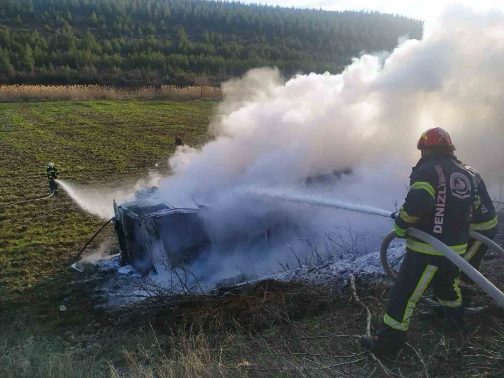Şarampole devrilen tır alev aldı