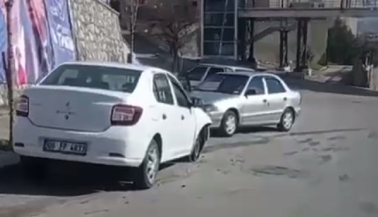 Otomobil refüjü aşıp 3 otomobille çarpıştı