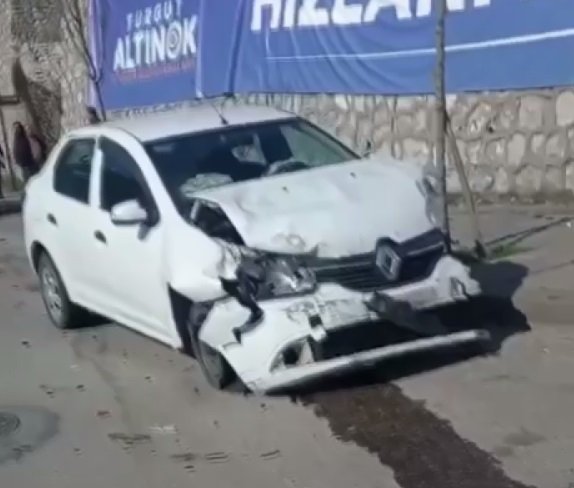 Otomobil refüjü aşıp 3 otomobille çarpıştı