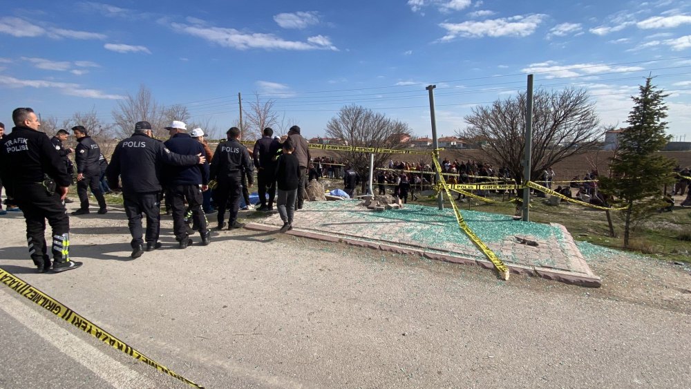 Konya’da otomobil, otobüs durağına daldı: 3 ölü, 6 yaralı