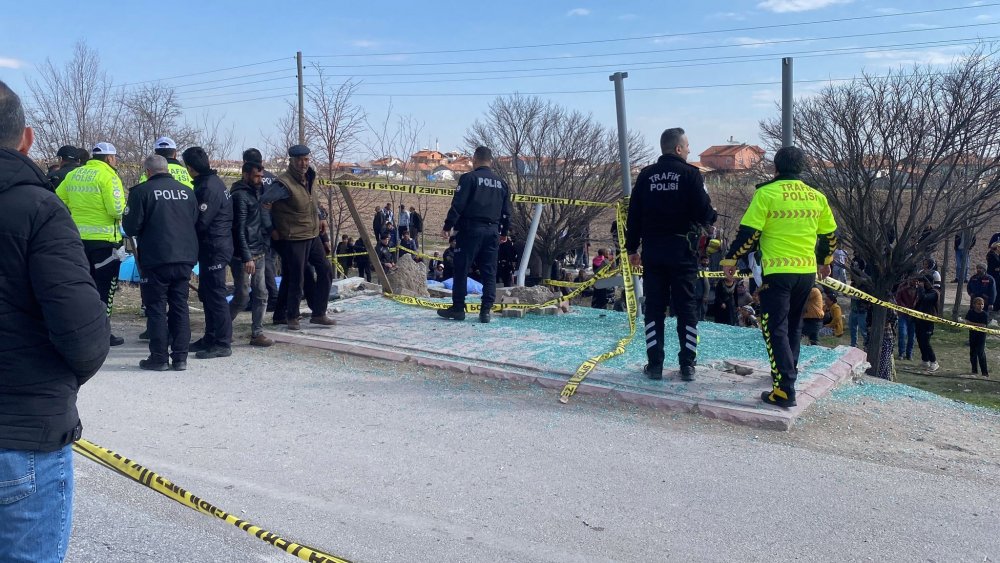 Konya’da otomobil, otobüs durağına daldı: 3 ölü, 6 yaralı