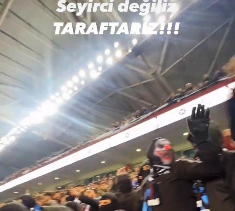 Olaylı maçta sahaya ilk giren maskeli taraftar bakın nereden gelmiş!