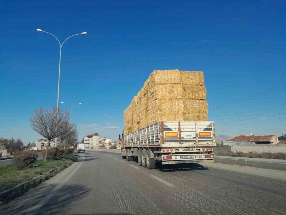 Konya’da çadırsız balya yüklü tır tehlike saçtı