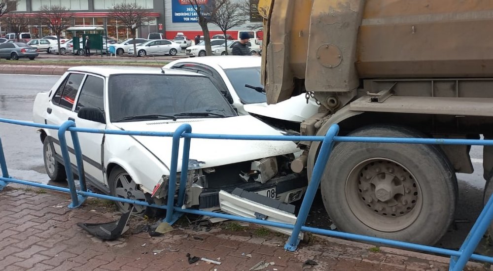 İki otomobil, park halindeki TIR dorsesine çarptı: 5 yaralı