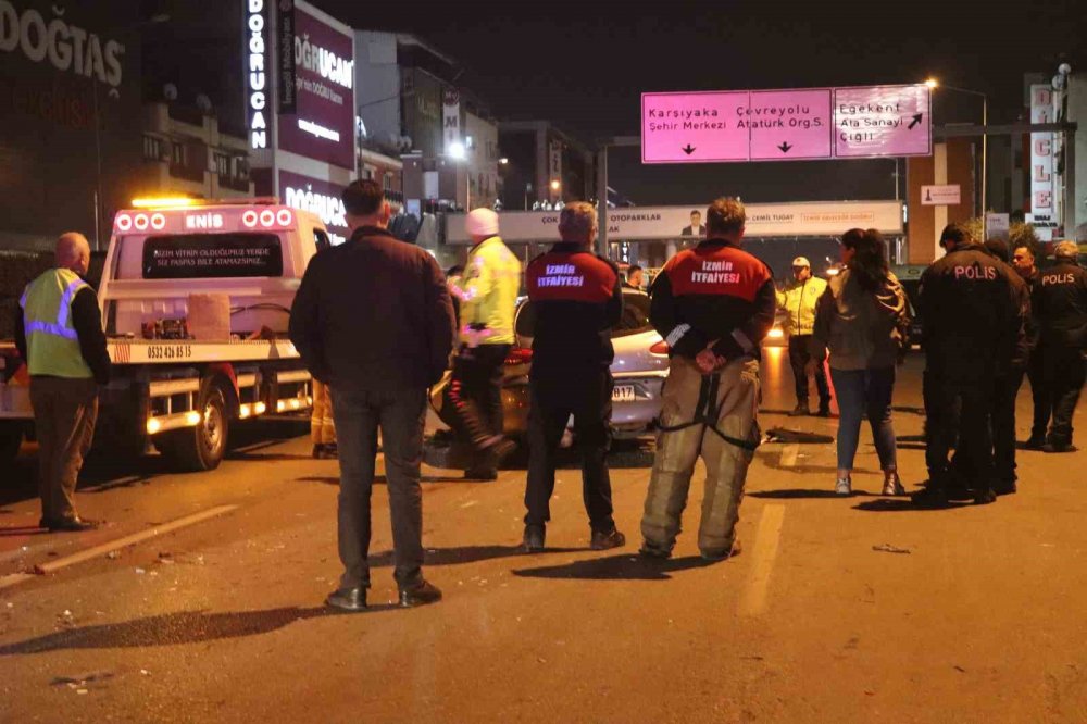 İzmir’deki feci kazada ortalık savaş alanına döndü: 2 ölü, 7 yaralı