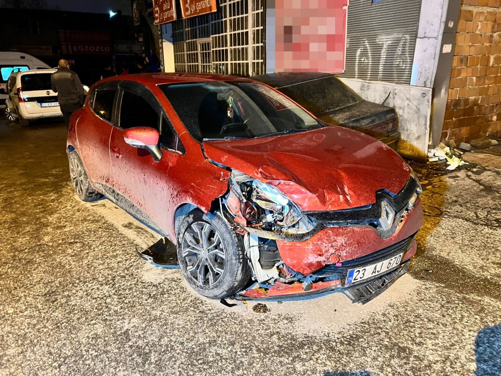 Polisin 'dur' ihtarına uymayıp kaçan sürücü, bir iş yerine girip başına tabanca dayadı