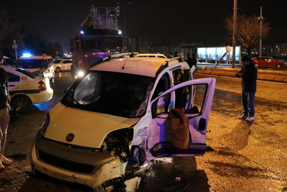 Hafif ticari araç ile kamyonet çarpıştı: 5 yaralı