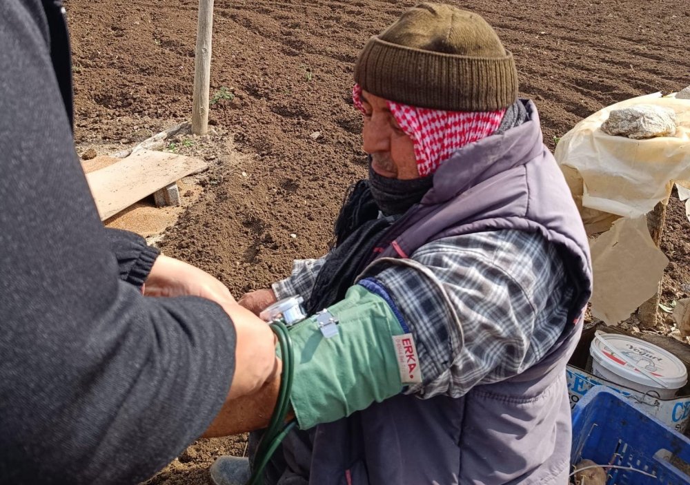 Konya'nın ilçesinde vatandaşlara tarlada, sokakta ücretsiz sağlık hizmeti