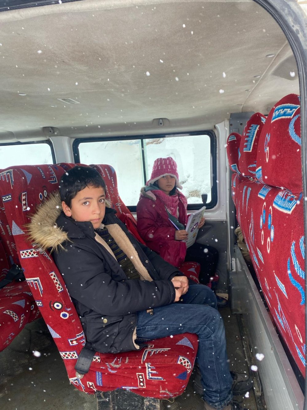 Siirt'te çığ düşen yolda mahsur kalan 4 araçtaki 12 kişi kurtarıldı