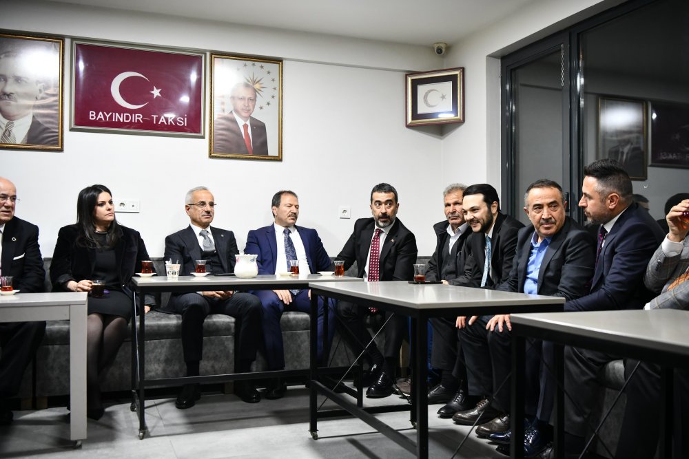 Bakan Uraloğlu telefona bakıp 'Ben bakanım, durakta nöbetçiyim' dedi