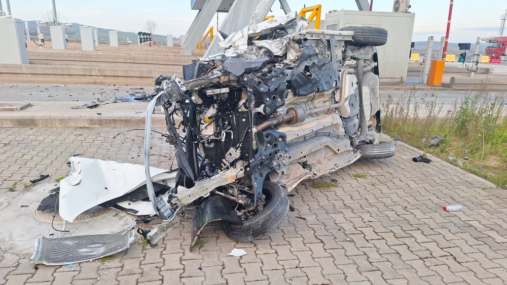 Gişenin beton banketine çarpan otomobilin sürücüsü yaralandı